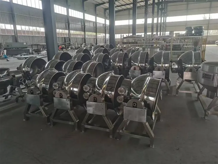 एजिटेटर के साथ स्टीम जैकेट वाली केतली